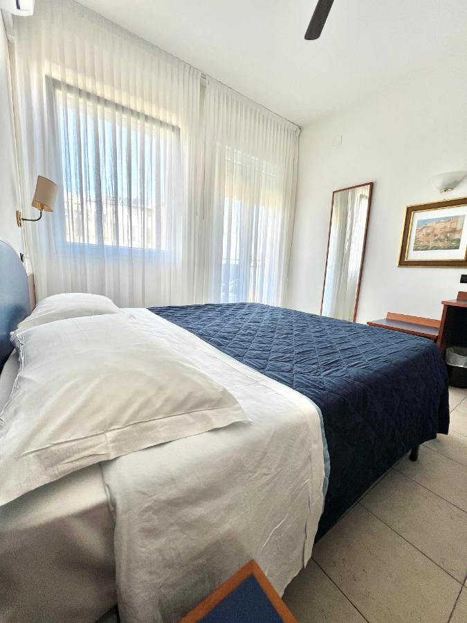 Hotel B&B Montecarlo Мілано-Маріттіма Екстер'єр фото