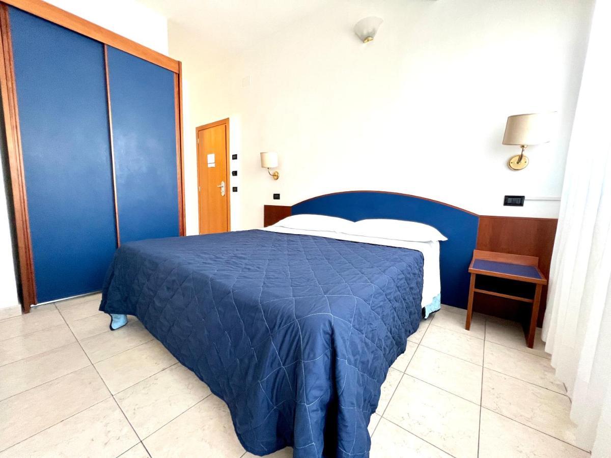 Hotel B&B Montecarlo Мілано-Маріттіма Екстер'єр фото