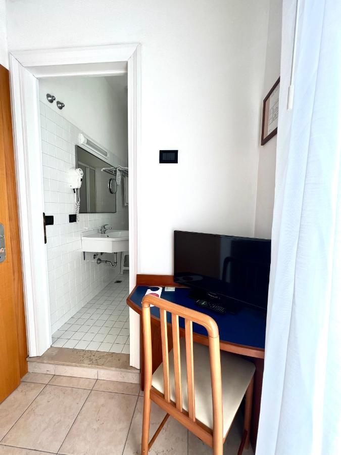 Hotel B&B Montecarlo Мілано-Маріттіма Екстер'єр фото