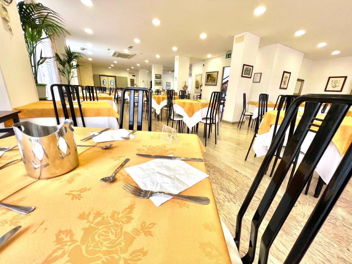 Hotel B&B Montecarlo Мілано-Маріттіма Екстер'єр фото