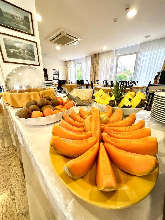 Hotel B&B Montecarlo Мілано-Маріттіма Екстер'єр фото